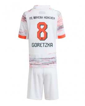 Billige Fotballdrakt Bayern Munich Leon Goretzka #8 Replika Bortedraktsett Barn 2025-26 Kortermet (med bukser)